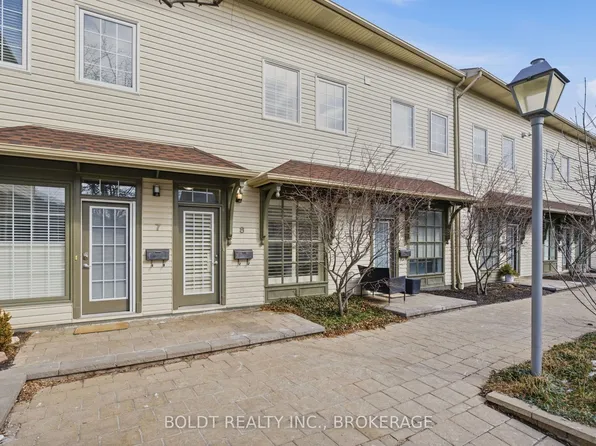 49 Ontario St #8, Grimsby, ON L3M 3H2
