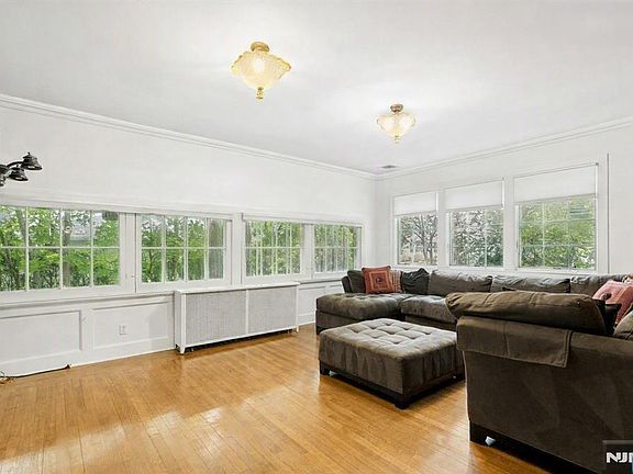 3rd image of 512 Warwick Avenue