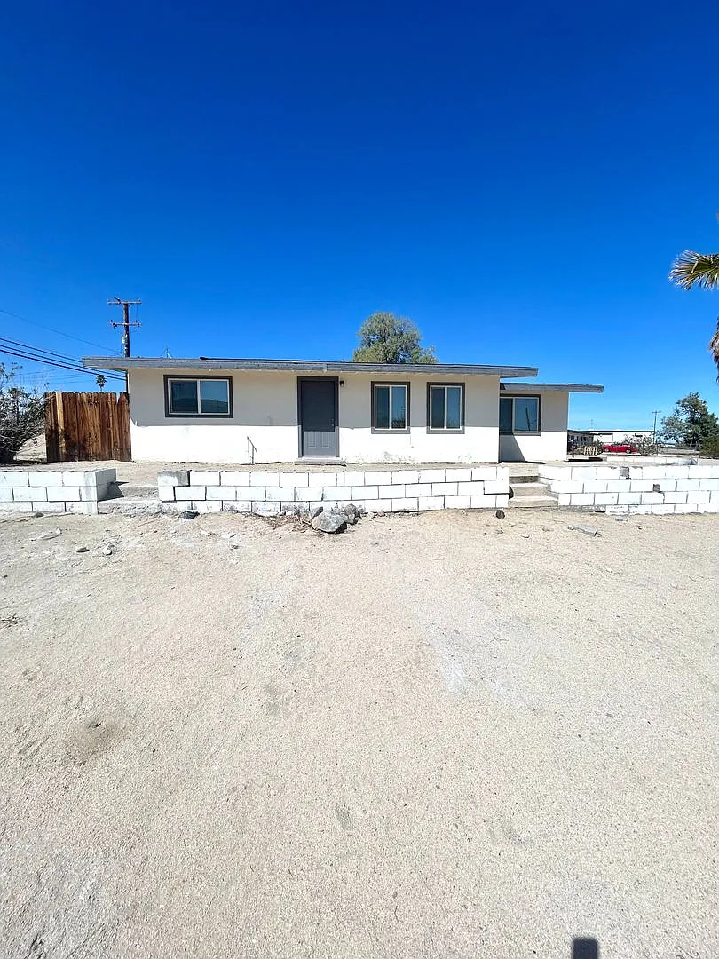 Conveniently located 3 Bedroom 1 bathroom home — Photo 1