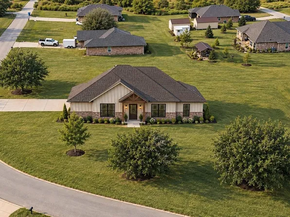 11825 Meadow Creek Dr, Brownsboro, TX 75756
