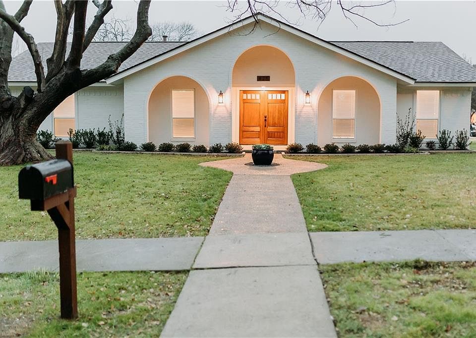 1st image of 425 Valley Cove Dr