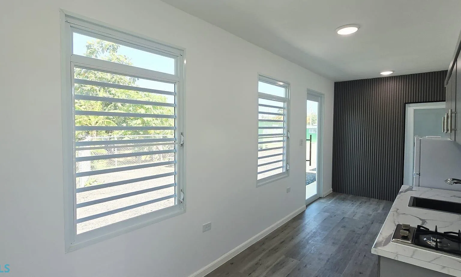 1 bed, 1.0 bath, 350 sqft, $800 — Photo 2