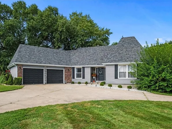 5200 Woodland Dr, Shawnee, KS 66218