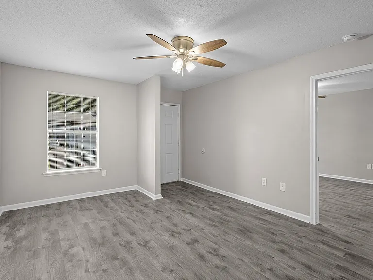 Cedarwood Apartments — Photo 8