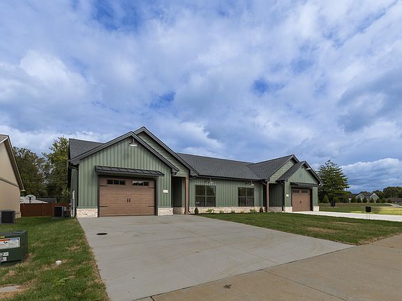 3rd image of 914 Violet Ct