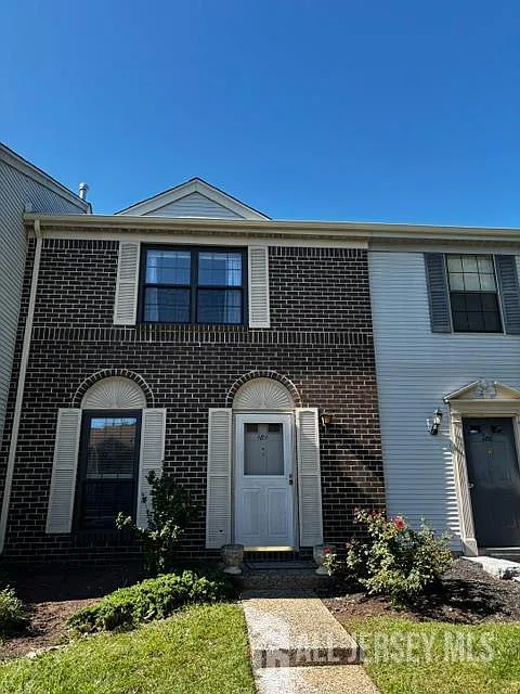 181 Hampshire Ct