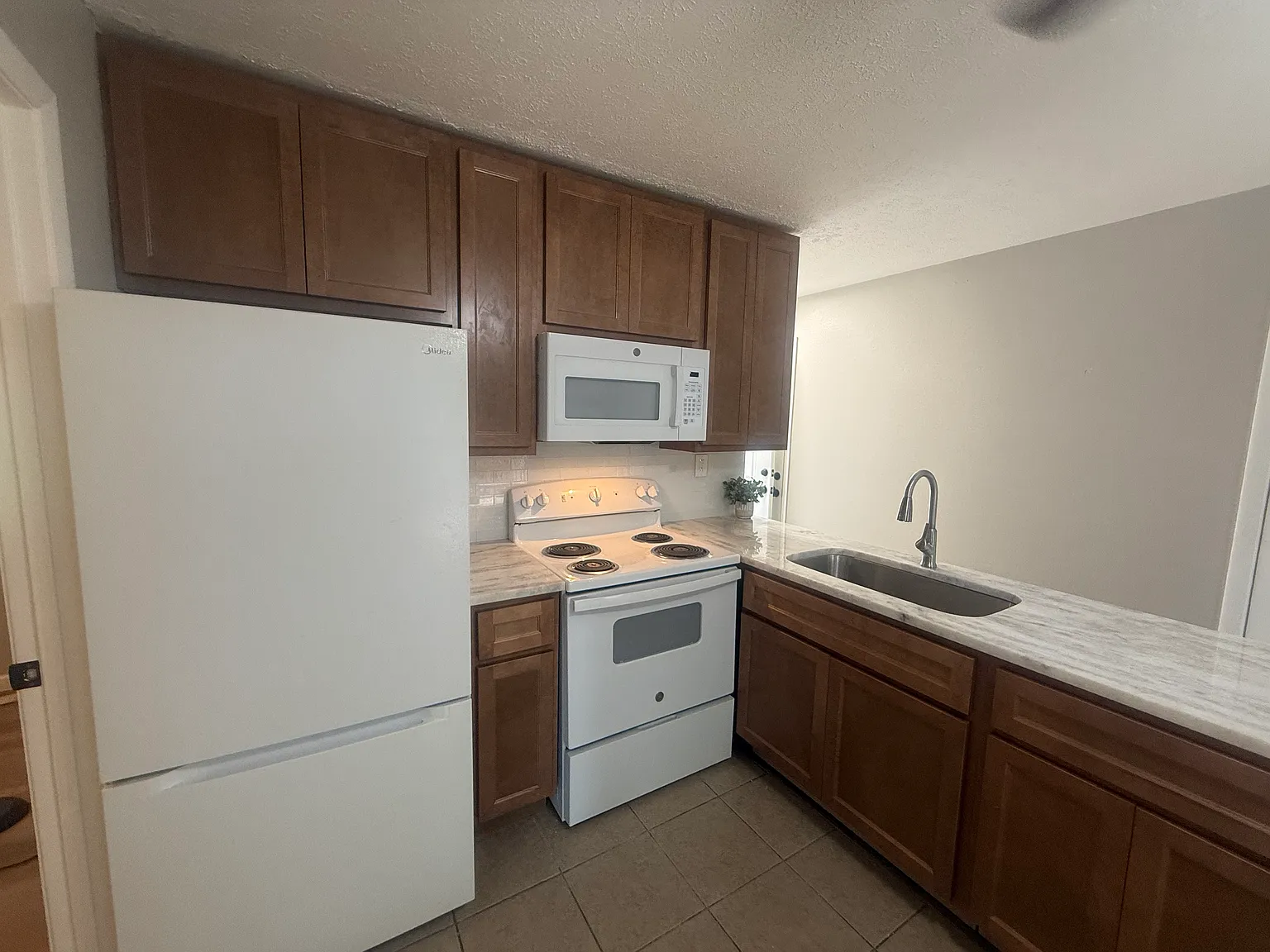 249 W J St — Photo 3