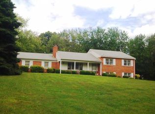 601 Walker Rd, Great Falls, VA 22066