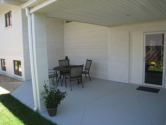 5th image of 221 Timber Ln