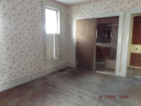 5th image of 104 W Madison St