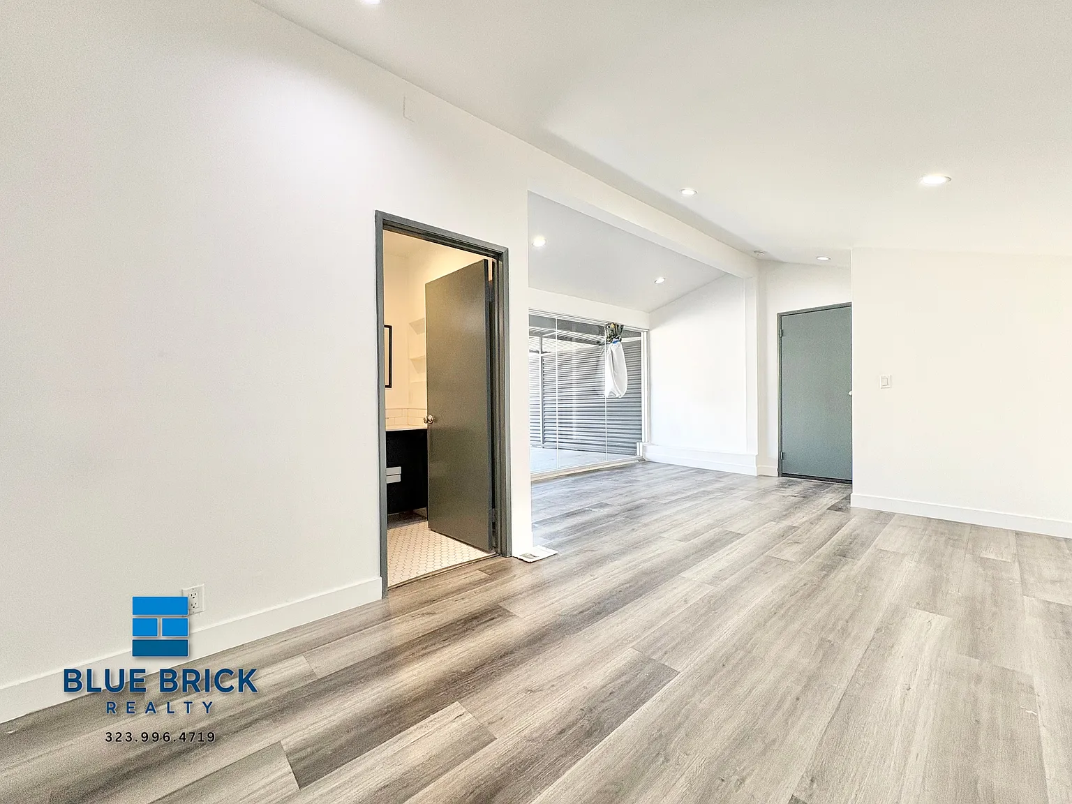 Spacious 3-Bedroom Townhome with Balcony, Central A/C, In-Unit Laundry & 2 Parking Spaces — Photo 4
