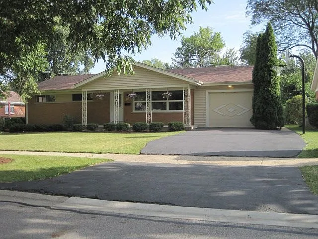 311 W Daniels Rd photo 1