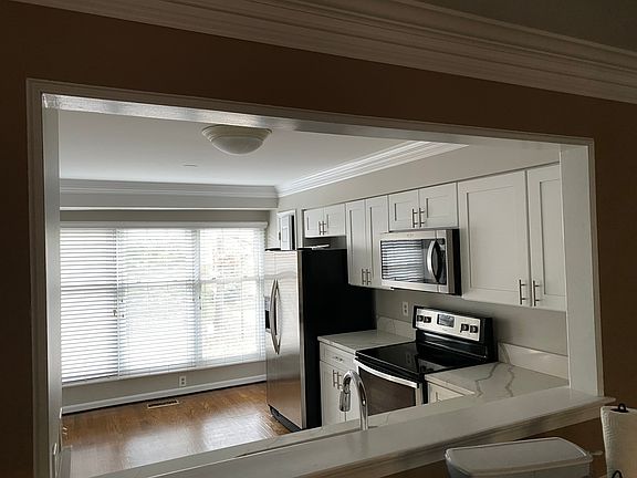 2nd image of 1527 Templeton Pl
