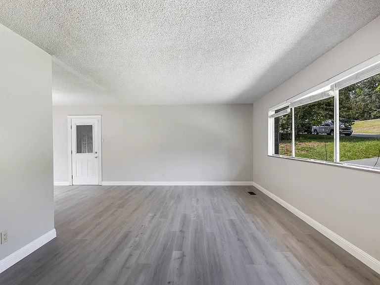 1505 Aldenwood Ln — Photo 8