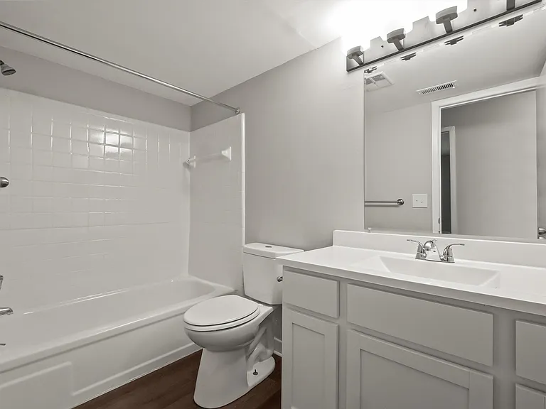 Newport Woods Apartments — Photo 20