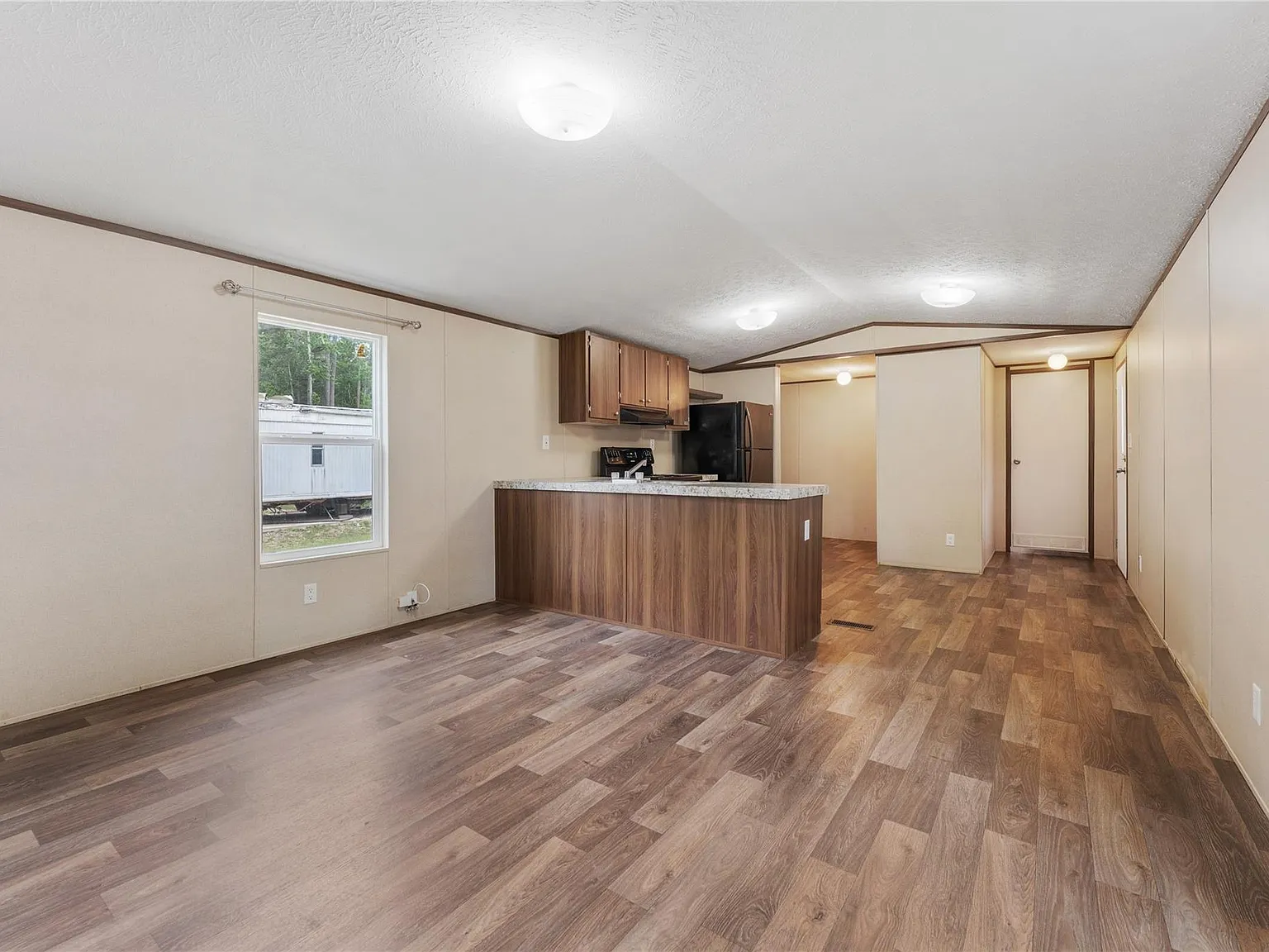3 bed, 2.0 bath, 1250 sqft, $1,350 — Photo 2