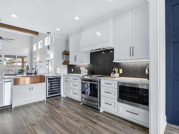 4th image of 8 Short Leaf Ln