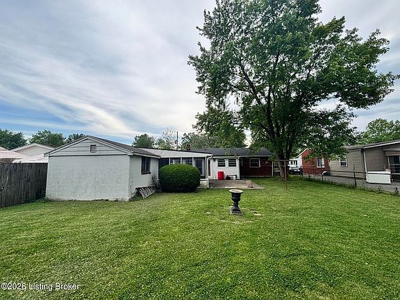 3rd image of 405 Mac Brae Rd