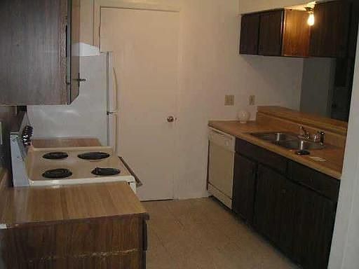2nd image of 1907 Hearthstone Dr APT B