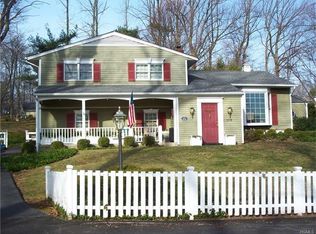 109 Foxwood Rd, West Nyack, NY 10994