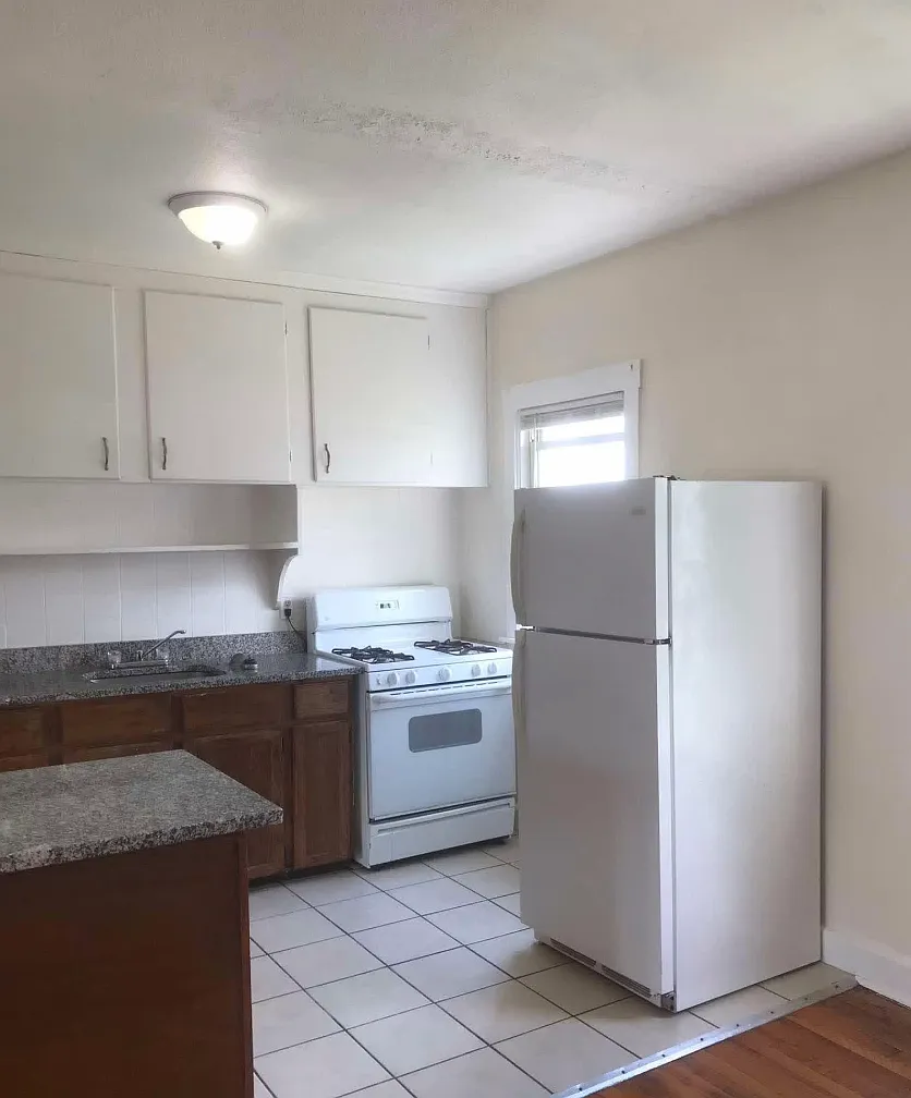 118 Seabury St Unit 2N Fall River Centrally Located 3 Bed/1 Bath — Photo 4