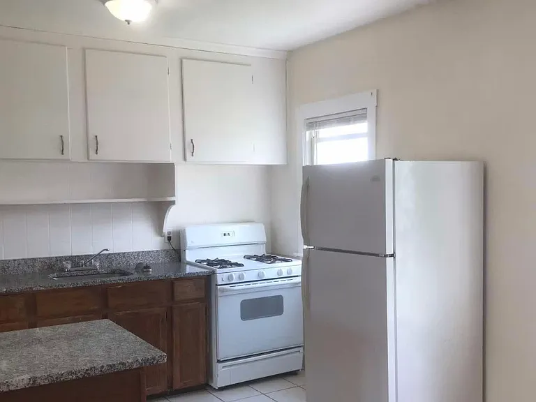 118 Seabury St Unit 2N Fall River Centrally Located 3 Bed/1 Bath — Photo 4