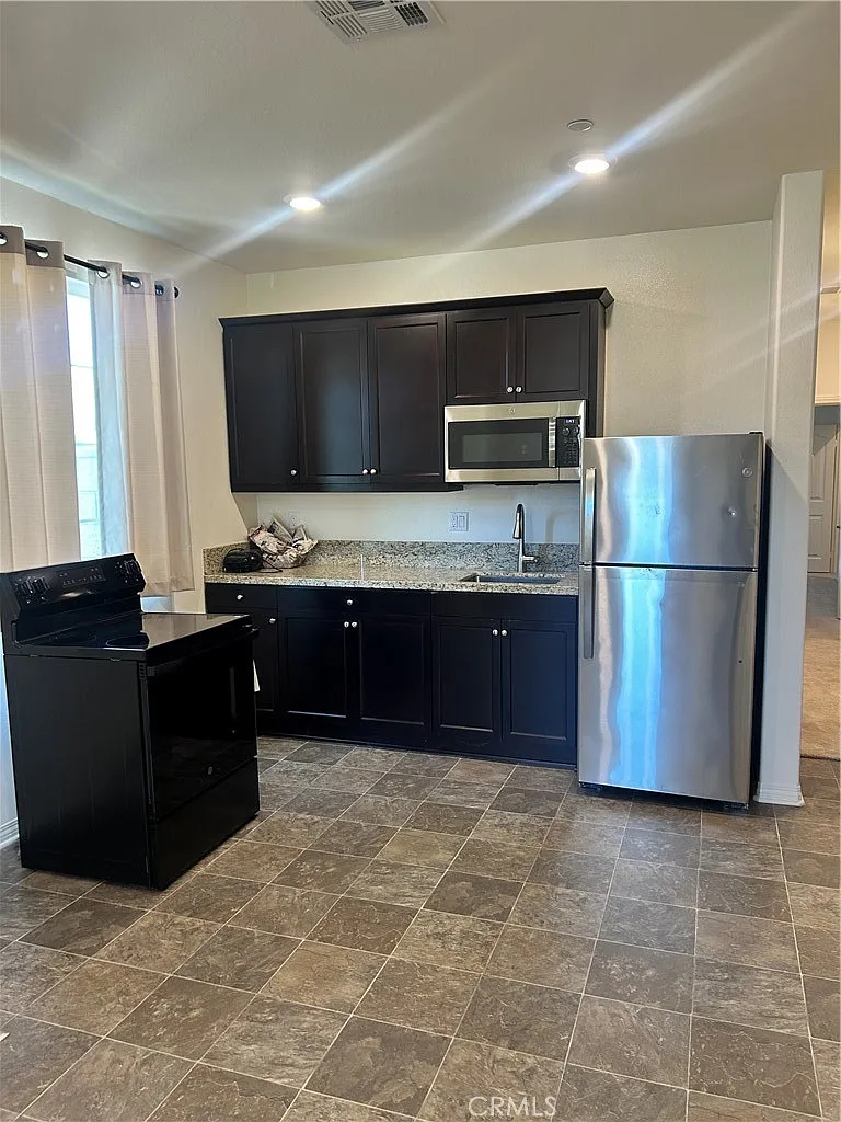2 bed, 1.5 bath, 1300 sqft, $1,925 — Photo 2