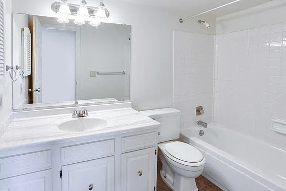 1 Bedroom Unit - Full Bathroom