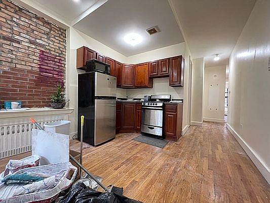 3rd image of 136 Hart St #2A