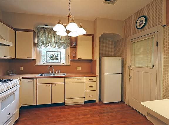 4th image of 12 Beverly Garden Dr