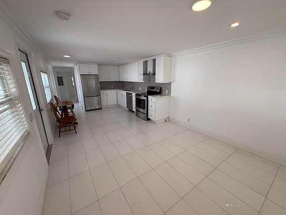 4th image of 206 Eagle Drive E