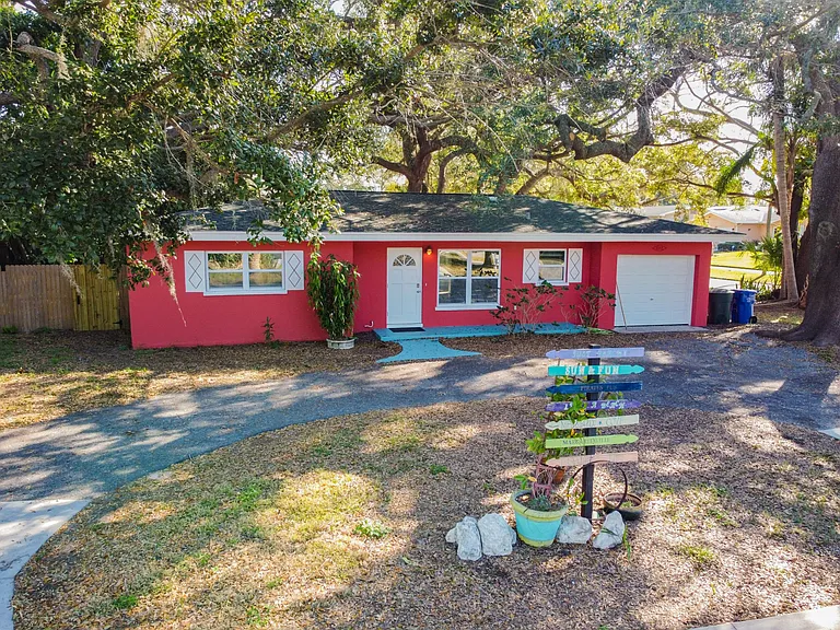 677 Oakwood Dr — Photo 2