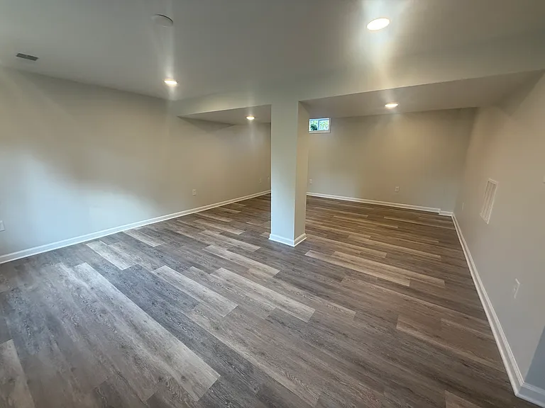 1635 Hawthorne Ln — Photo 10