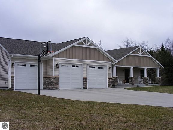 3rd image of 340 Sweetwater Dr
