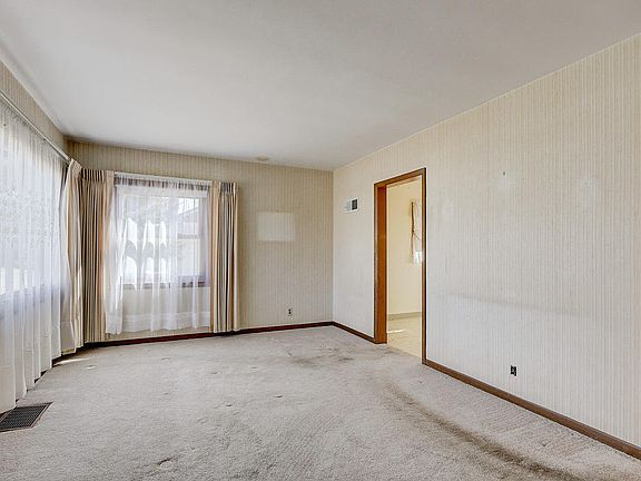4th image of 1233 Mackinac Ave