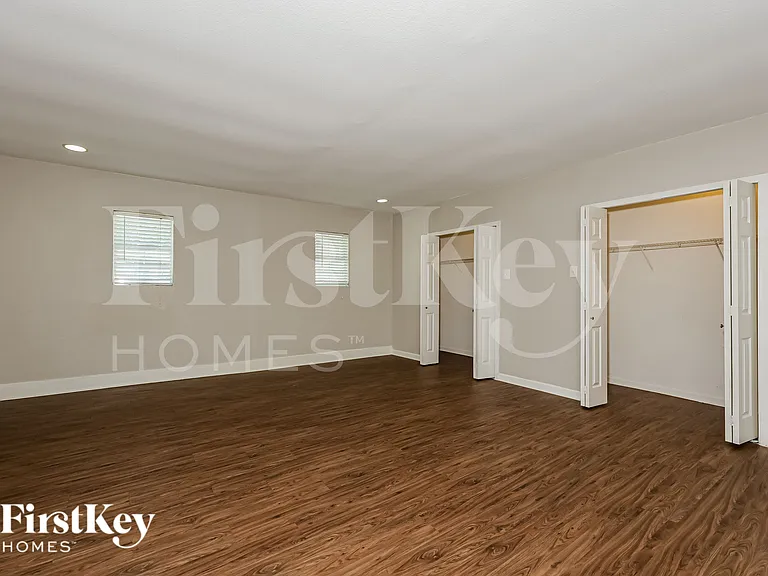 1217 Meadow Creek Dr — Photo 10