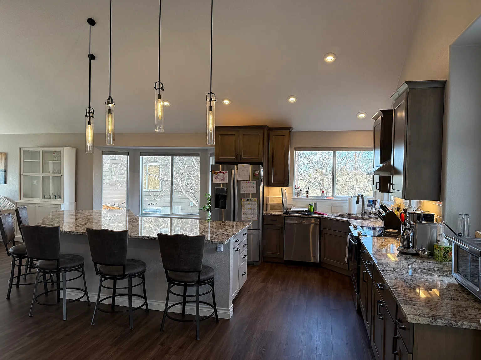 5 bed, 3483 sqft, $4,200 — Photo 2