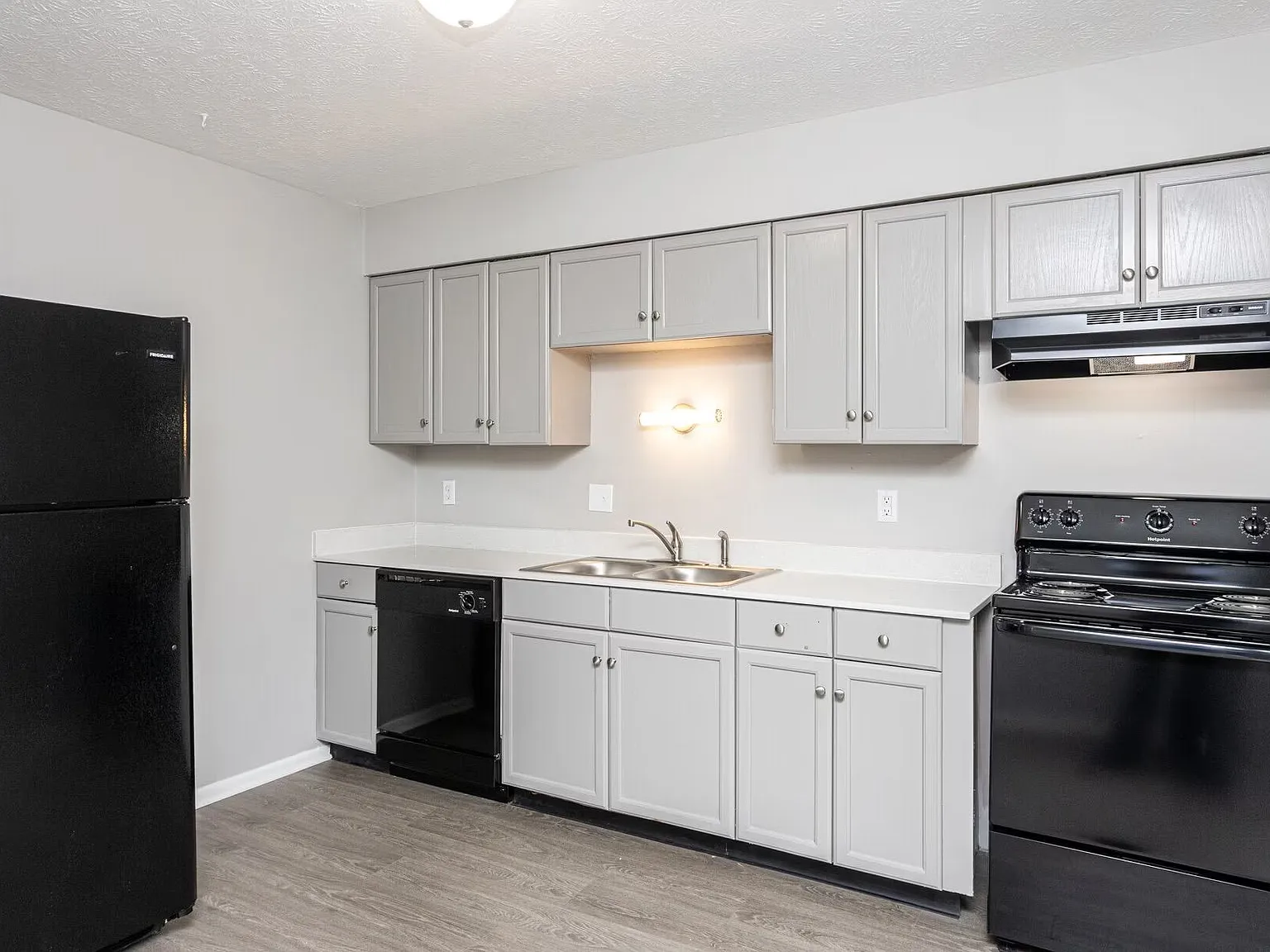 2 bed, 1.0 bath, 900 sqft, $999 — Photo 2