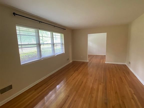 3rd image of 1006 Ivanhoe Rd
