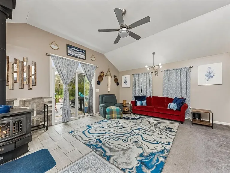 670 Davis Ln — Photo 9