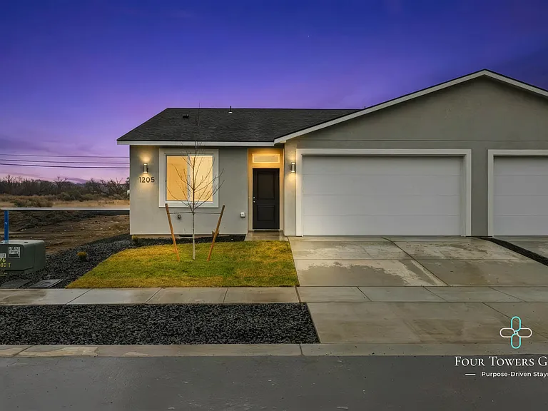 1205 NE Emerald Dr — Photo 2