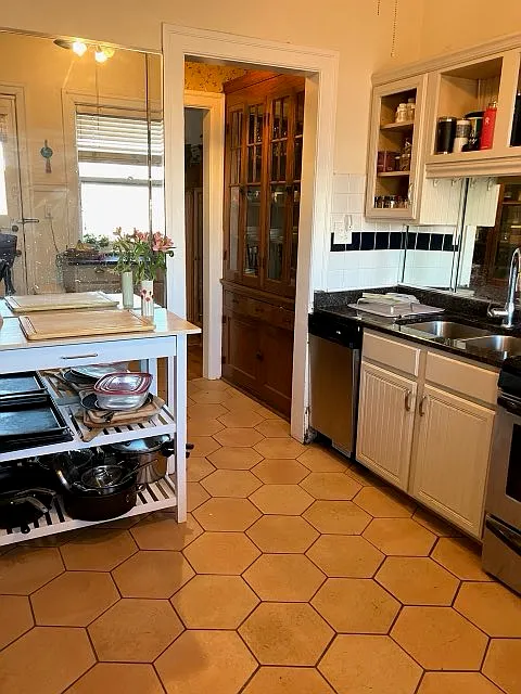 3 bed, 2000 sqft, $3,000 — Photo 3