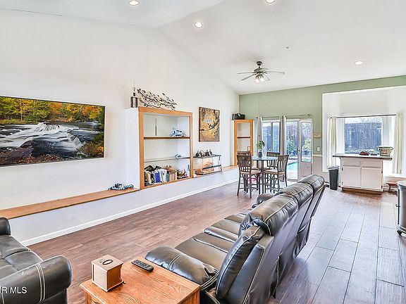 2nd image of 1529 Lobelia Ave