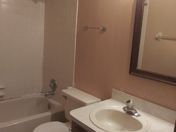 5th image of 822 Village Dr