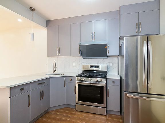 4th image of 42-22 Crescent St #3B