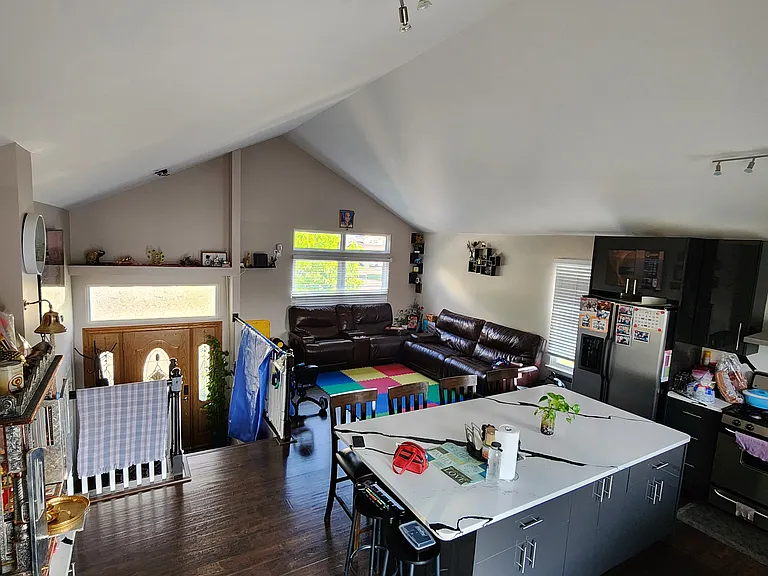 302 Barton Ct — Photo 5
