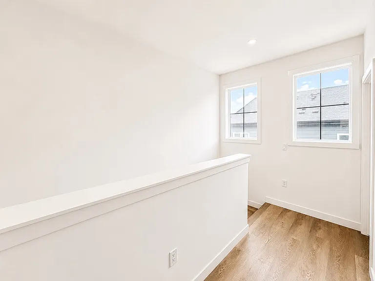227 26th Ave NE #201 — Photo 8