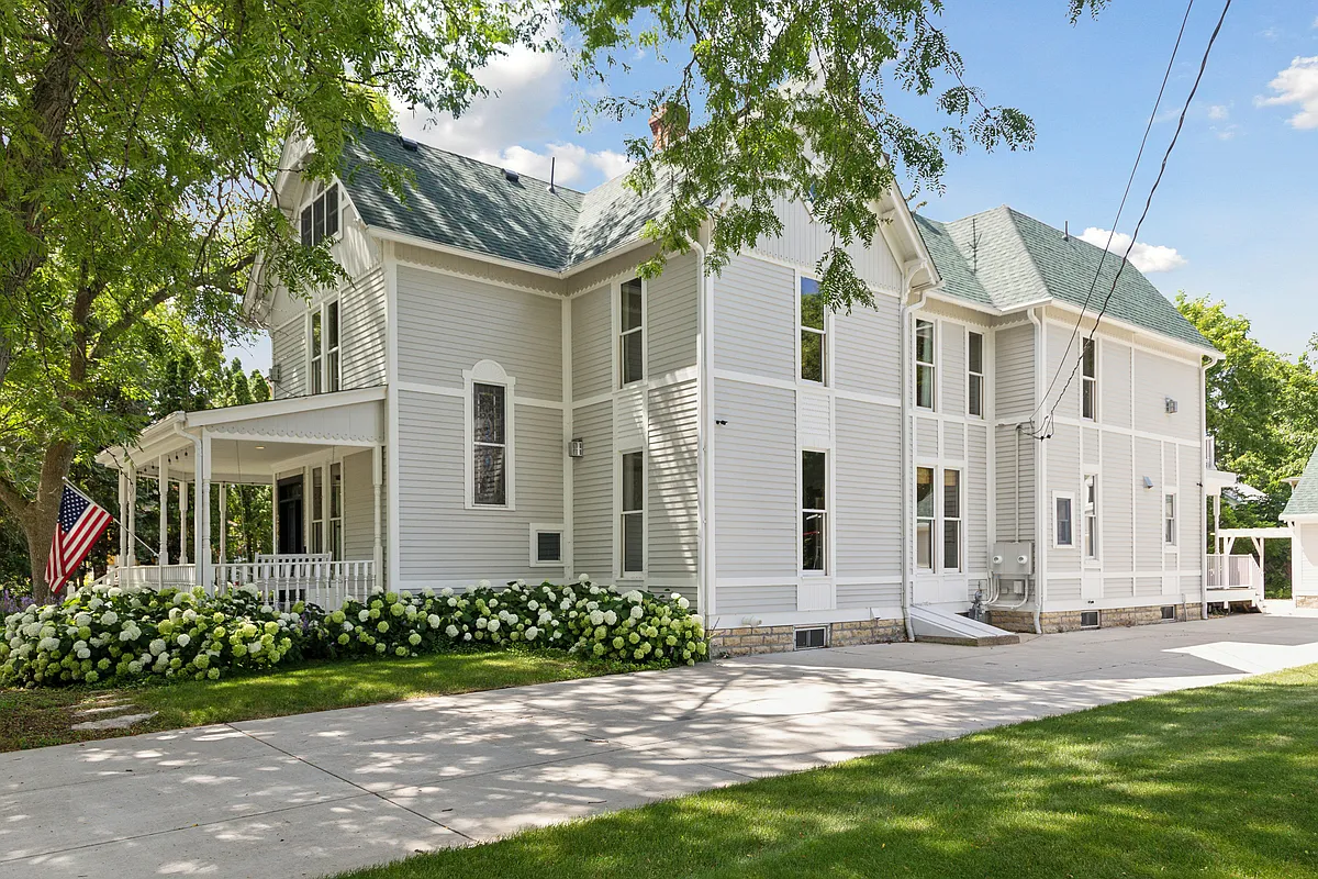 Building Photo - 206 5th St S