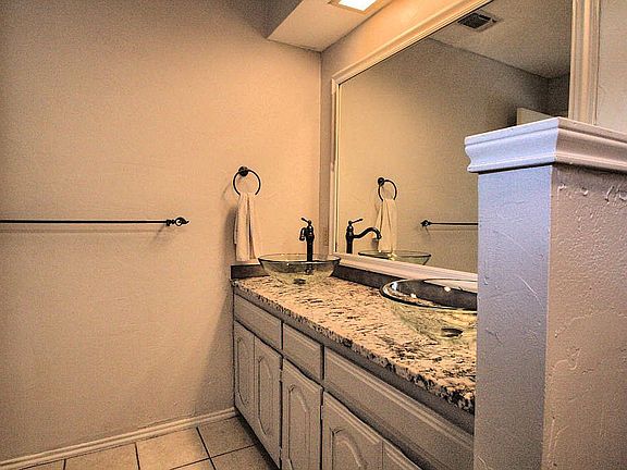 2nd image of 2907 Robindale Ln