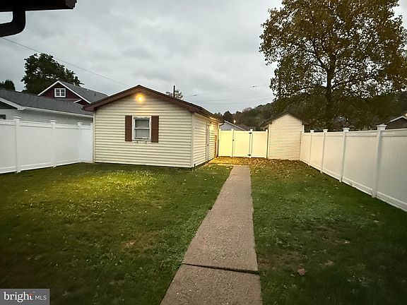 4th image of 806 Jones St